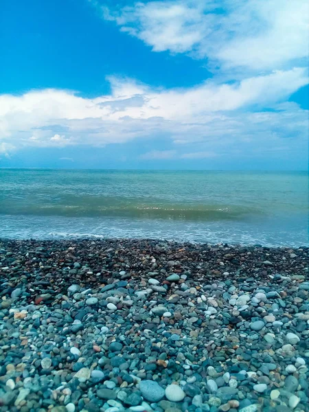 Kumsalda çakıl taşları var. Karadeniz. Gürcistan, Batum