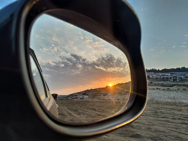 Vista sul tramonto da specchi laterali. Tramonto in spiaggia . Immagine Stock