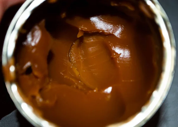 Dulce de leche olarak da bilinen tatlandırılmış yoğunlaştırılmış sütün karamelli yakın çekimi..