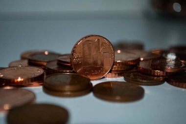 Opper parası beyaz bir alanda. Qapik - Azerbaycan 'ın para birimi. 