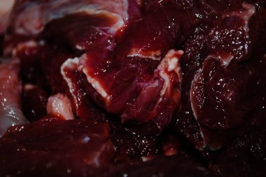 Çiğ ete yakın çekim. Kırmızı çiğ et. Hazırlanırken et yemek. Yağlı et. 