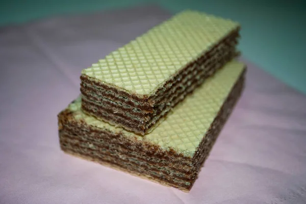 Pembe kağıt peçetede çikolata kremalı waffle 'lar.