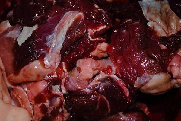 生肉のクローズアップ 赤い生肉 準備中に肉 脂身肉 — ストック写真