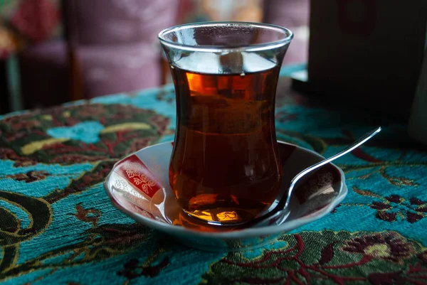 Armud Teeglas Auf Einer Untertasse Mit Einem Kleinen Löffel Auf — Stockfoto