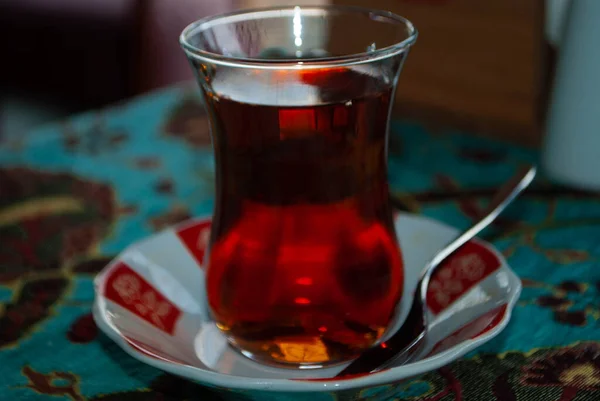 Τσάι Armud Γυαλί Ένα Πιατάκι Ένα Μικρό Κουτάλι Ένα Μπλε — Φωτογραφία Αρχείου