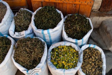 Köydeki yerel bir sokak pazarında yerde kurutulmuş yeşil ve sarı otlar var. Kurutulmuş ot ve baharat dükkanı. Tıbbi tedavi için şifalı bitkiler. Azerbaycan 'ın köylerini araştırıyorum. Oregano ve Althaea 