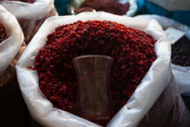 Sumac 'la birlikte köydeki yerel bir markette yakın çekimde. Kurutulmuş ot ve baharat dükkanı. Tıbbi tedavi için şifalı bitkiler. Azerbaycan 'ın köylerini keşfetmek