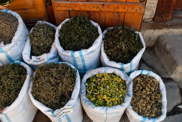 Köydeki yerel bir sokak pazarında yerde kurutulmuş yeşil ve sarı otlar var. Kurutulmuş ot ve baharat dükkanı. Tıbbi tedavi için şifalı bitkiler. Azerbaycan 'ın köylerini araştırıyorum. Oregano ve Althaea 
