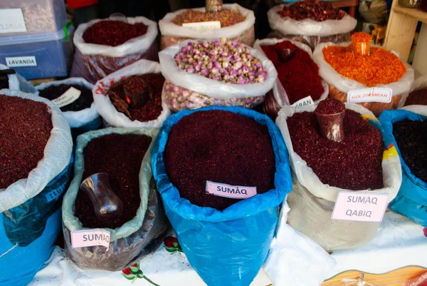Masada, köydeki yerel bir markette kurutulmuş diğer otlarla birlikte çeşitli Sumac çeşitleri vardı. Kurutulmuş ot ve baharat dükkanı. Tıbbi tedavi için şifalı bitkiler. Azerbaycan 'ın köylerini keşfetmek