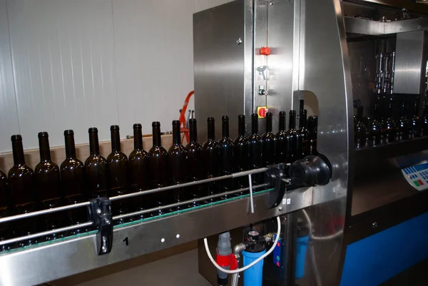 Garrafas Para Vinho Sendo Colocadas Transportador Cheias Vinho Equipamentos Ferramentas — Fotografia de Stock