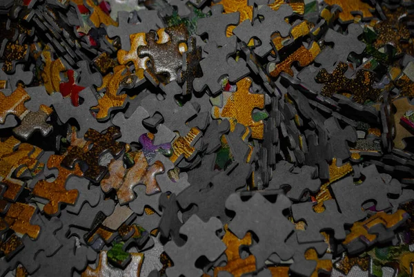 Close Van Kleurrijke Puzzelstukjes Stapel Puzzelstukjes Puzzelstukjes Puzzelfiguren Puzzel Voor — Stockfoto
