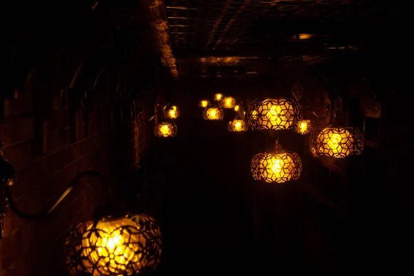 Das Bild Einer Lampe Einem Restaurant Gelber Zierpflaster — Stockfoto