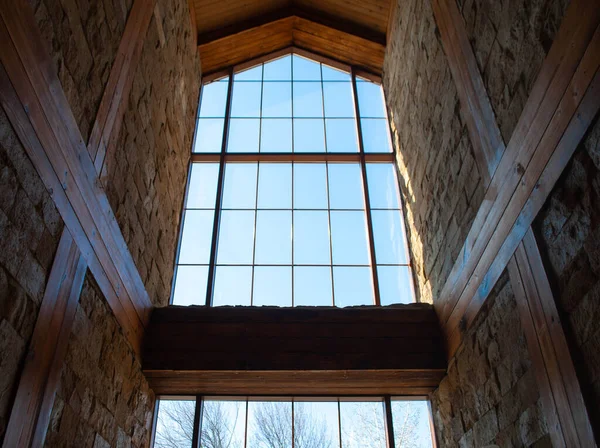 Kaledeki eski bir panoramik pencerenin resmi. Ahşap çerçeveli büyük pencere