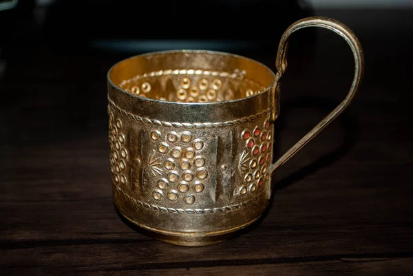 Sarı bakır bardak tutacağının görüntüsü. Eski sovyet bardak tutacağı..