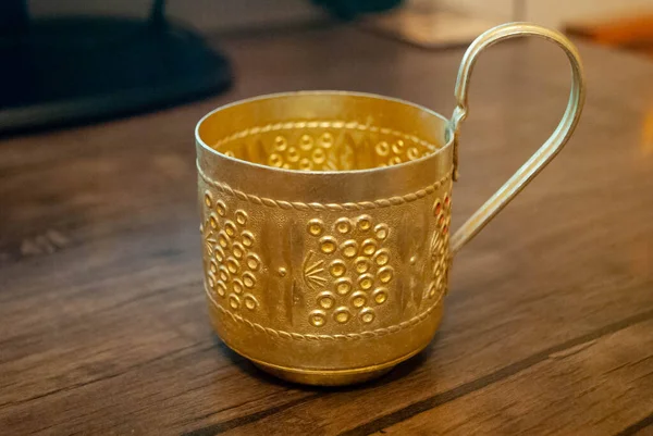 Sarı bakır bardak tutacağının görüntüsü. Eski sovyet bardak tutacağı..
