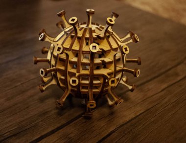 Tahtadan yapılmış bir koronavirüs parçacığının görüntüsü. Woodcraft Coronavirus. Tahta virüs. Woodcraft sanatı. Covid 19