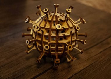 Tahtadan yapılmış bir koronavirüs parçacığının görüntüsü. Woodcraft Coronavirus. Tahta virüs. Woodcraft sanatı. Covid 19