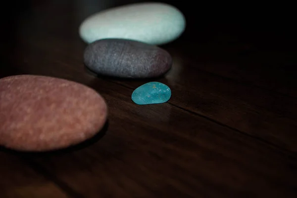 Karadeniz 'den renkli taşların görüntüsü. Çakıl taşları. Taş dengesi. Taş piramidi. Meditasyon için çakıl taşı.