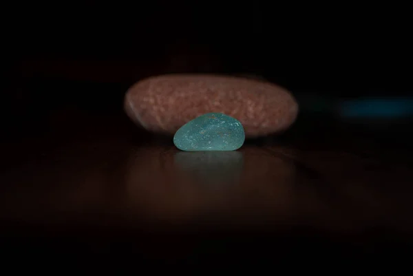 Karadeniz 'den renkli taşların görüntüsü. Çakıl taşları. Taş dengesi. Taş piramidi. Meditasyon için çakıl taşı.