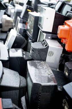 Gündüzleri eski televizyon çöplüğü