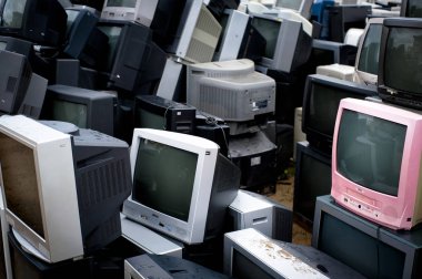 Gündüzleri eski televizyon çöplüğü