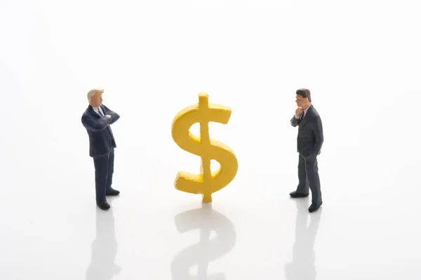 Dolar şeklindeki nesne ve uygun insan figürü