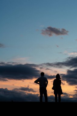 Gün batımında genç bir çiftin silueti