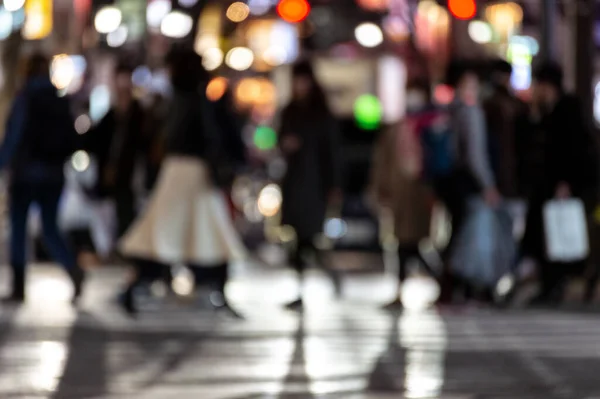 Japonya 'nın Shibuya kavşağındaki bulanık insanlar