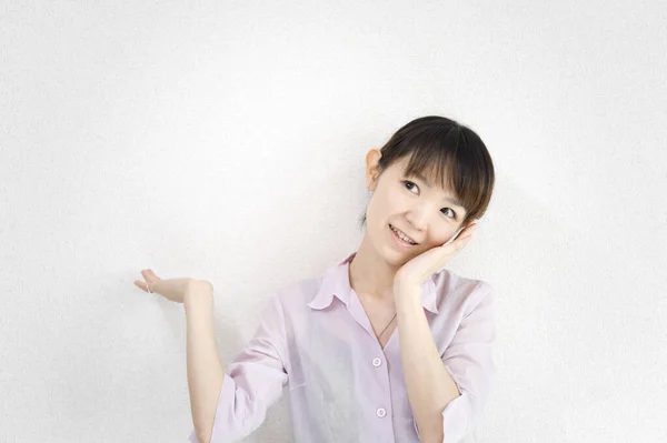 Leende Asiatisk Flicka Pekar Med Handen Bort Isolerad Vit — Stockfoto