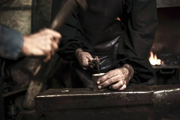 Lavoro Sta Bollendo Nella Fucina Fabbro Completamente Fatto Mano Prodotti — Foto Stock