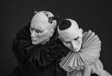 Sarı arka planda sarı alarmlı saat.