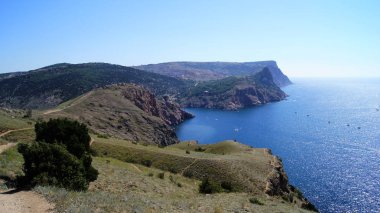 Güneşli bir yaz gününde dağlardan ve denizden güzel bir manzara..