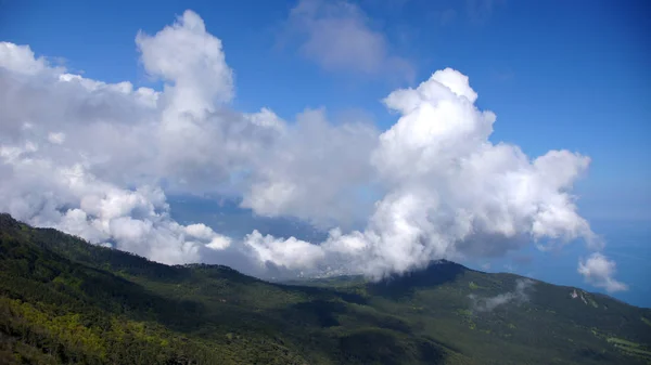 Piękne Chmury Nad Górami Porośnięte Lasem — Zdjęcie stockowe