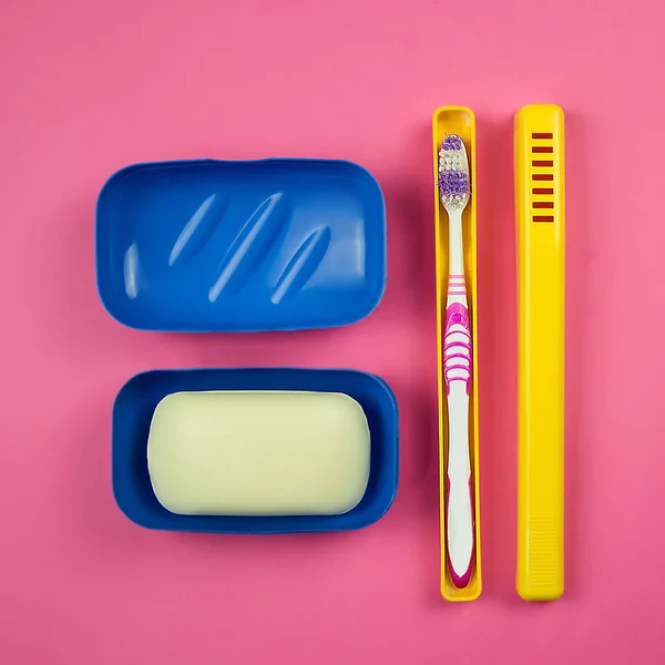 Мыло в синей мыльной тарелке, зубная щетка, чехол для зубной щетки — стоковое фото