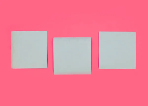 Pembe arka planda mavi bir not. Pembe arka planda mavi, boş ofis etiketlerinin maketi