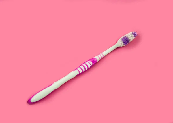 Cepillo de dientes sobre fondo rosa . — Foto de Stock