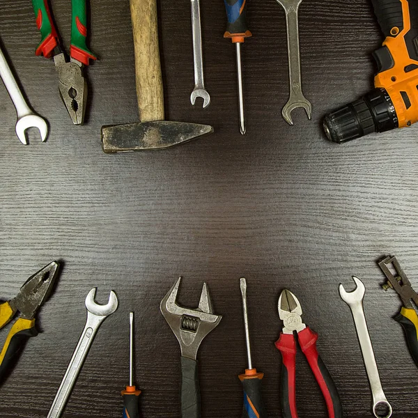 araçlar ve araçlar siyah ahşap arkaplanda