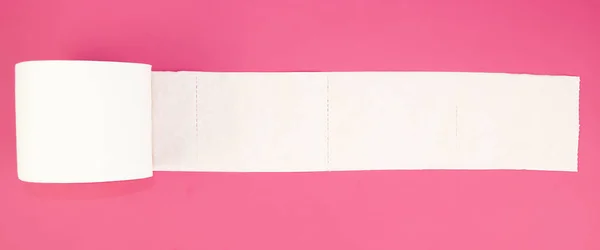 Pembe arka planda beyaz tuvalet kağıdı rulosu