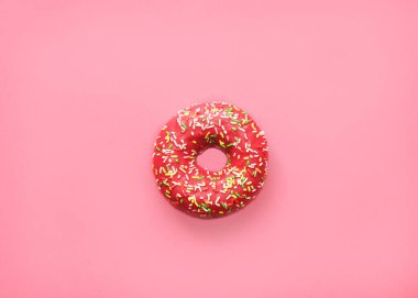 Pembe arkaplanda pembe donut.