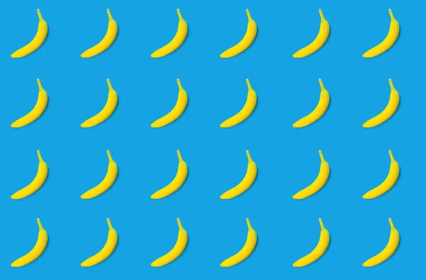 Mavi arka planda sarı muzlar tatil konsepti.