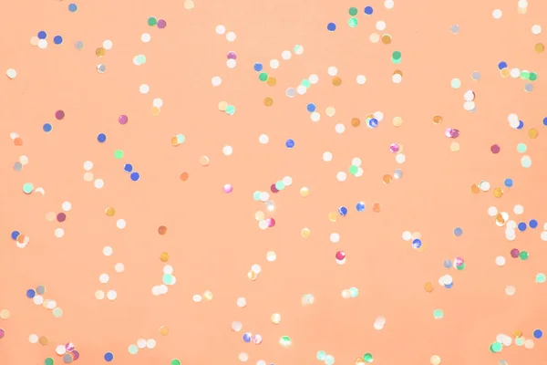 Pastel kağıda saçılmış çok renkli konfeti.