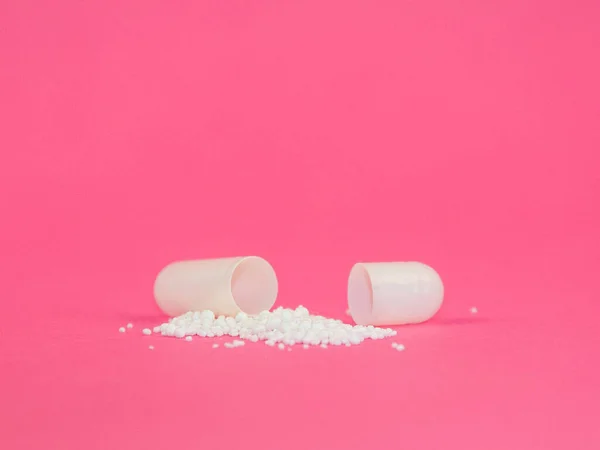 İlaçlı beyaz hap kapsülü açıldı.