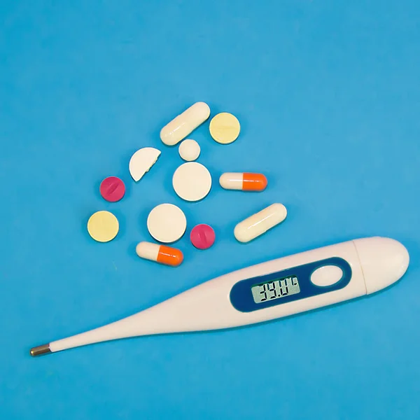 Çeşitli şekillerde haplar ve kapsüller, dijital termometre