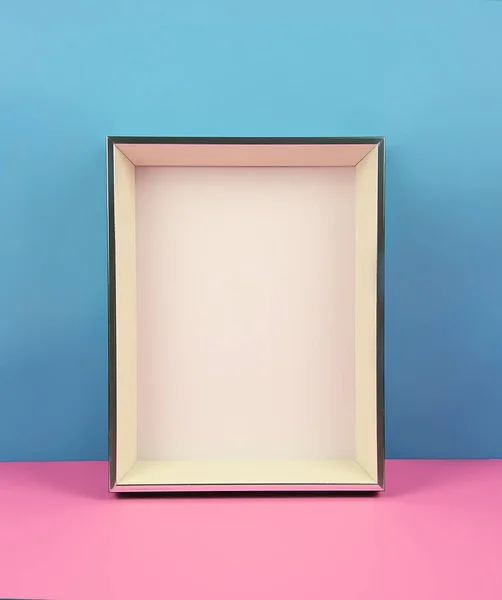 İç poster dikey boş ahşap çerçeve ile alay ediyor