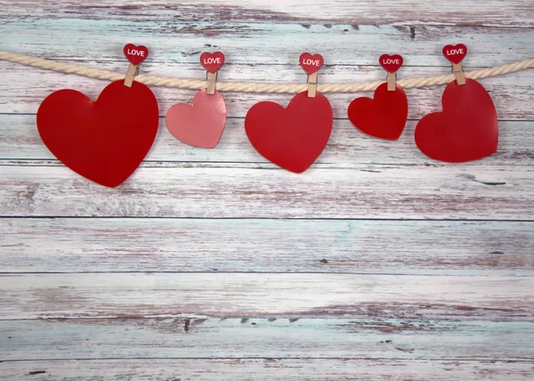Ahşap arka planda kırmızı kalpler. Sevgililer Günü tebrik kartı. Süper manzara.