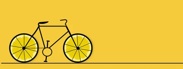 Zitronenkonzept. Fahrrad mit Rädern in Form einer Zitrone auf gelbem Hintergrund.. Stockbild