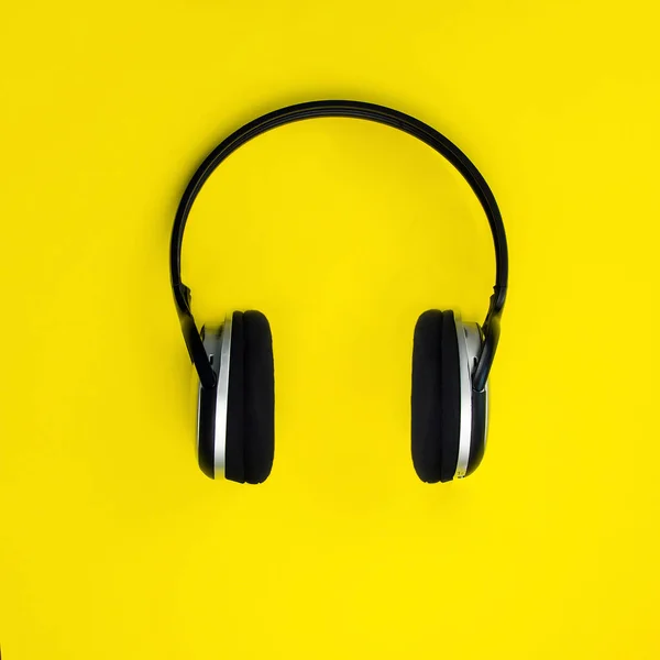 Auriculares inalámbricos sobre fondo amarillo . — Foto de Stock