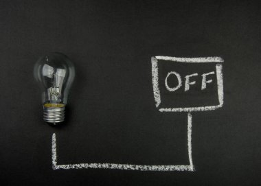 Sarı arka planda bir sürü ampul var. Dünya saati konsepti ve enerji tasarrufu