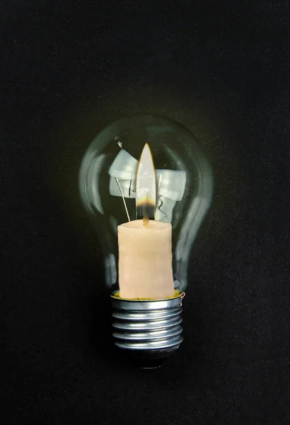 Ampulün içindeki mum. Dünya saati konsepti. Elektrik tasarrufu.