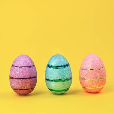 Sarı arka planda Paskalya yumurtası. Minimum Paskalya kavramı. Mutlu.